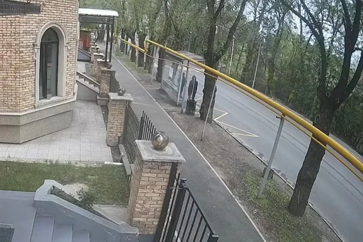 Алматыда автобус аялдамасында қарт әйелге шабуыл жасау фактісі тергелуде