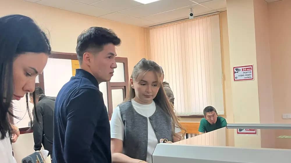 Блогер Жанабыловтың әйелі сотта жауап беріп жатыр