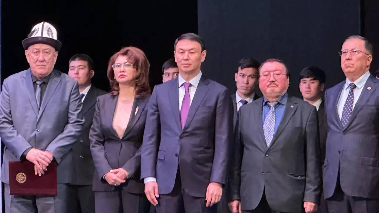Шаханов Алматыға ақбозатпен келіп, Отырарына ақбозатымен кетіп барады — Ұлықбек Есдәулет